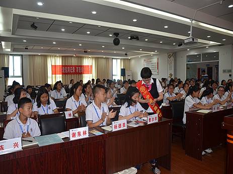 6月14日，余庆支行走进职中向同学们推介e支付、云闪付等移动支付便民服务推广进校园活动。